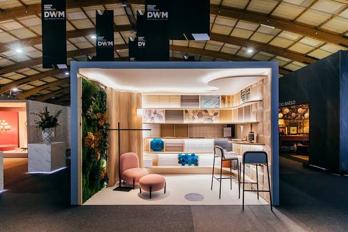 Módulo expositivo con mobiliario y revestimientos en una feria de diseño