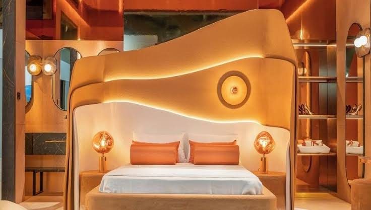 Interior de una suite con iluminación integrada